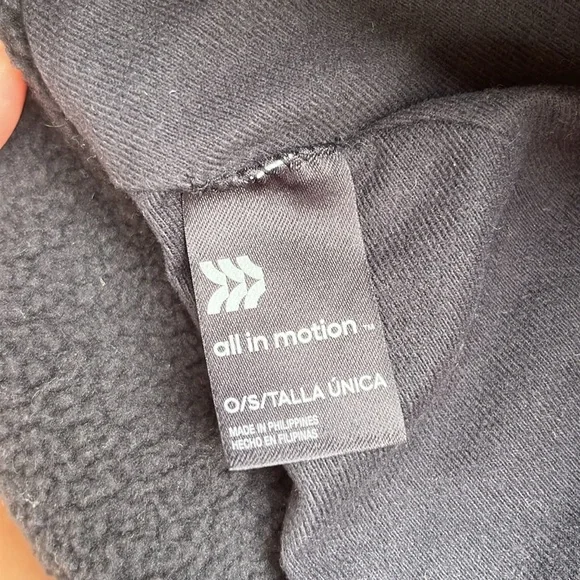 2 brand new winter hats - Picture 13 of 16